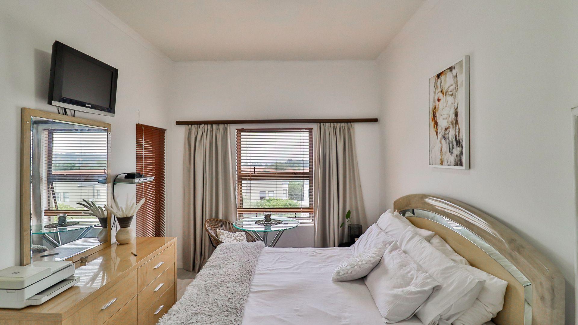 2 Bedroom Fully Furnished Stylish House in Bryanston