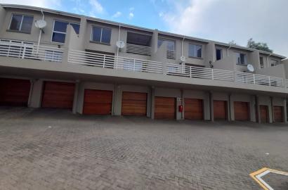 3 beds, 3 beds, 24/7 security ownhouse situated in Bedford Gardens