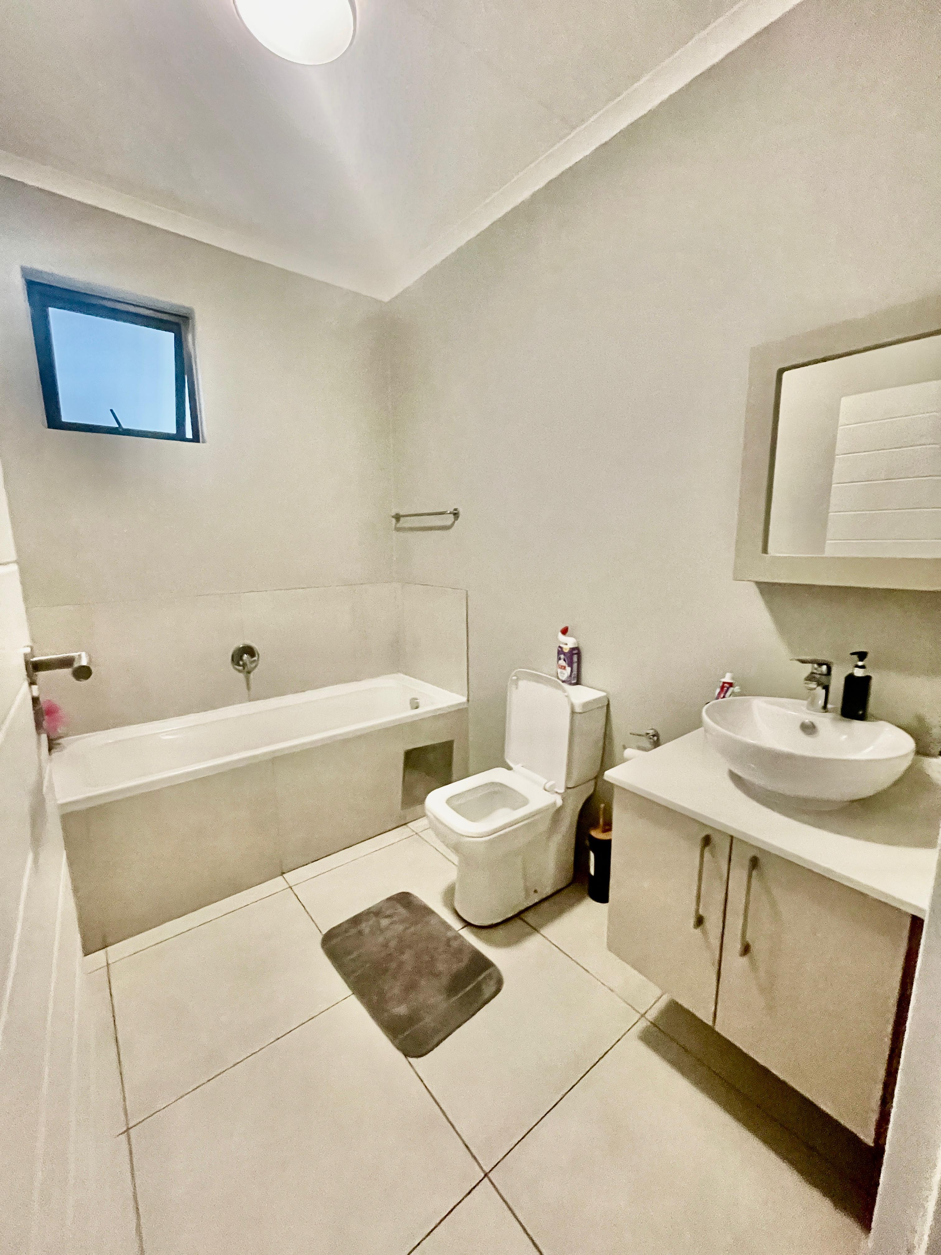 2 bedroom Spacious and light apartment for sale in the sort after complex