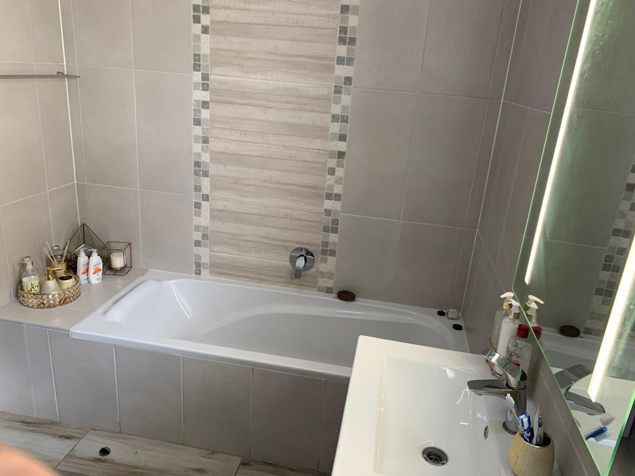 Stunning and modern 2 bedroom top floor apartment in Carlswald