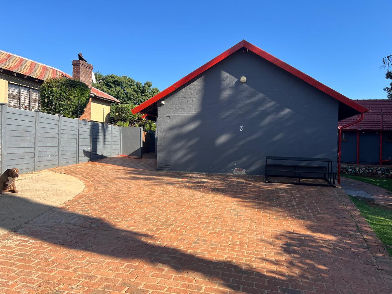 Rental property with full kitchen and 3 bathrooms, secure parking, wi-fi.