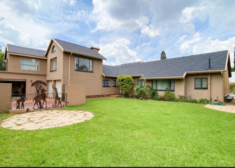 Large family home for sale in boomed off and secure Eden glen